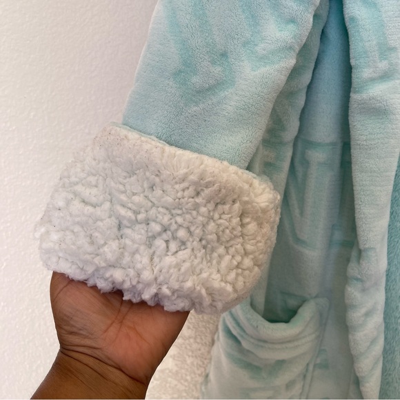 Pink Victoria’s Secret hooded robe SZ XS - Picture 3 of 8